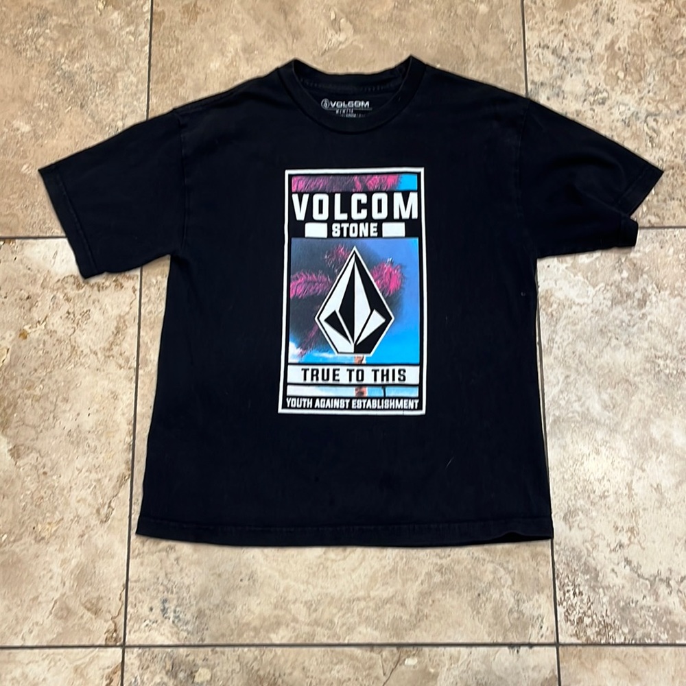 Black volcum shirt